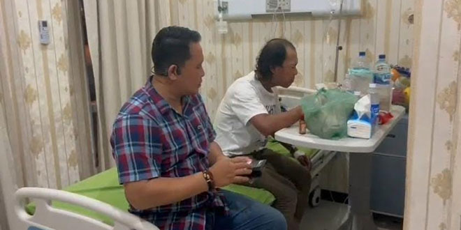 Personel Sabhara Polda Sumut Menyediakan Bantuan Pengobatan untuk ‘Pak Ogah’ yang Mengalami Kekerasan