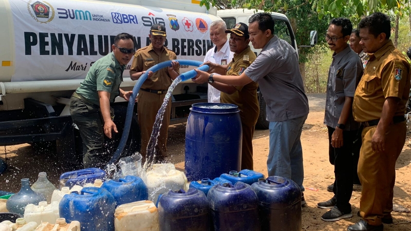 PWI Tuban dan PT. SIG Sumbang Bantuan Air Bersih ke Desa Trantang – Deliknews.com