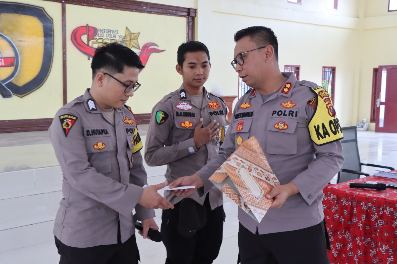 Kapolres Nisel Memberikan Reward kepada 2 Personil Bhabinkamtibmas – Deliknews.com