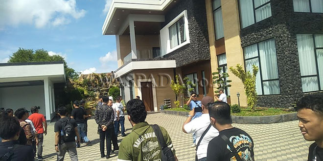 Polrestabes Medan melakukan penggeledahan di rumah mewah milik Samsul Tarigan