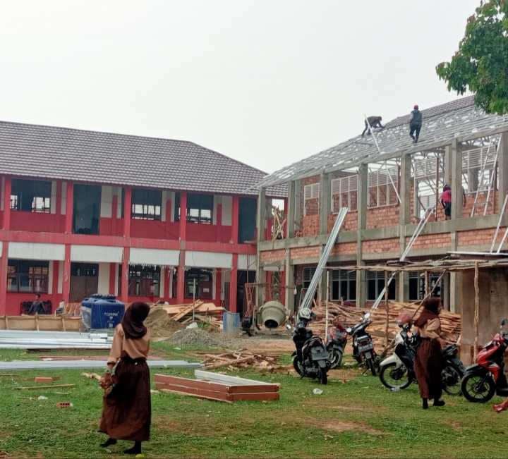 Pembangunan Gedung Ruang Kelas Baru 2 Lantai di SMPN 6 Talang Kelapa Disebut Abaikan K3 Pekerja – Deliknews.com