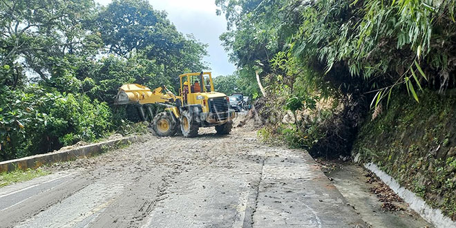 Longsor Terjadi di Jalan Lintas Tele – Pangururan