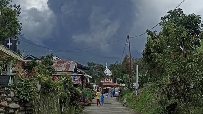 Gunung Marapi Sumbar Meletus, Kendaraan Tertutup Abu Vulkanik