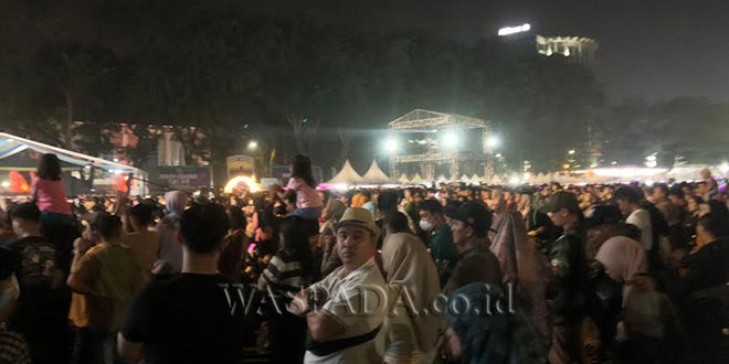 Ribuan Orang Memadati Lapangan Benteng Menjelang Pergantian Tahun