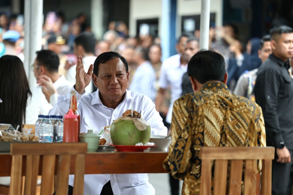 Jokowi dan Prabowo Santap Bakso Bandongan di Kios Kaki Lima Magelang, Jawa Tengah