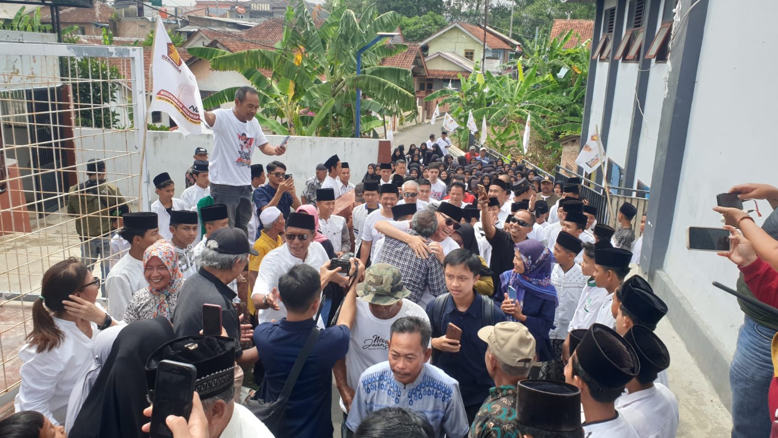 Kampung Disambut Ratusan Warga saat Pulang Iwan Bule