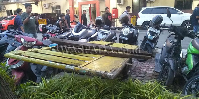 Polisi Menangkap Komplotan Pencuri Pagar ‘Becak Hantu’