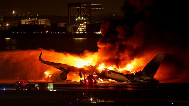 Pesawat Japan Airlines Menabrak dan Terbakar, 5 Orang Tewas dalam Kejadian yang Mengerikan