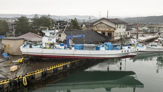 Kapal Terdampar di Daratan Akibat Gempa yang Melanda Jepang