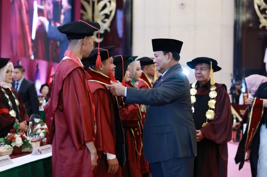 Prabowo Subianto Hadiri Wisuda UKRI: Kepada Anak-anak Muda, Jadilah Pemimpin yang Cinta Rakyat