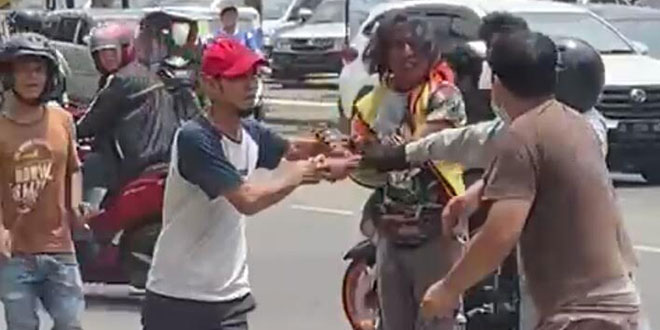 Perseteruan antara Jukir dan Warga Meledak Viral karena Dugaan Kutipan Parkir – Waspada Online