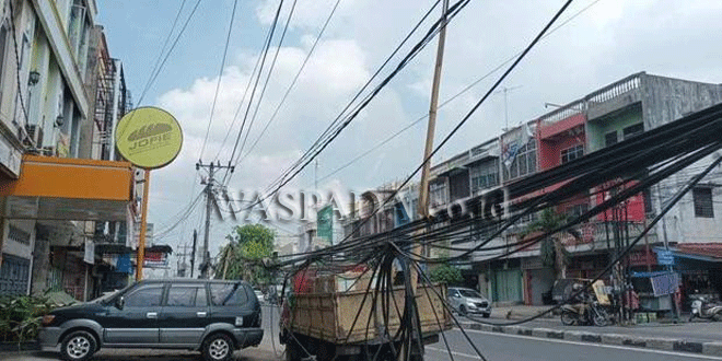 Kabel Terjuntai ke Tanah di Jalan HM Yamin, Diduga Akibat Pembangunan Proyek Saluran Air