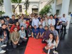 Moment of The Palace Reporters Take A Group Photo with Prabowo Subianto, Wearing Sunglasses