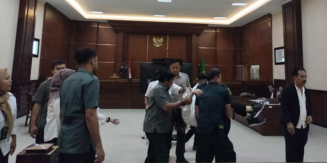 Ibu Korban Histeris di Ruang Sidang Saat Terdakwa Penganiaya Berat Dituntut Ringan – Berita dari Waspada Online