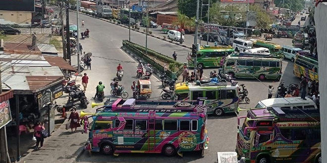 Sopir Protes Kebijakan Bobby Nasution dengan Memarkirkan Bus di Badan Jalan – Liputan Waspada Online