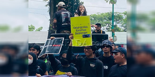 Protes Aliansi Buruh dan Masyarakat Menolak Politik Dinasti dengan Aksi Demo di Kantor DPRD Sumut – Waspada Online