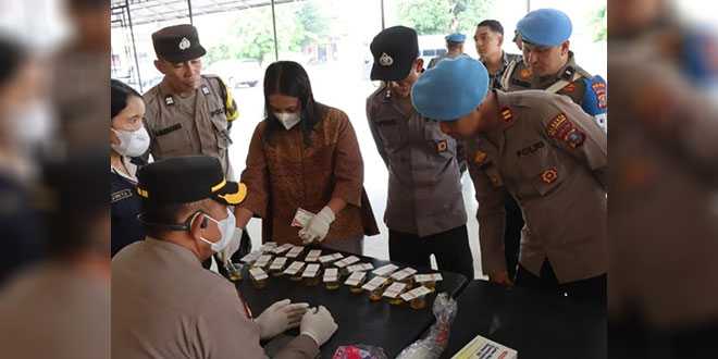 Propam Polda Sumut Melakukan Pemeriksaan Urine pada Personel untuk Mencegah Peredaran Narkoba – Waspada Online