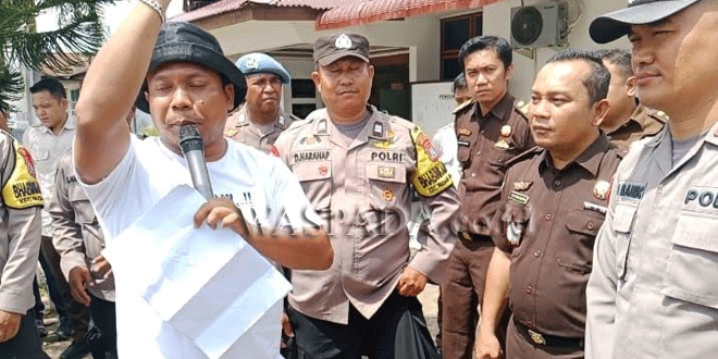 Protes Warga Desa Batu Sundung Terkait Kasus PSR Jalan di Lokasi, Desak Kejari Paluta Bertindak Tegas