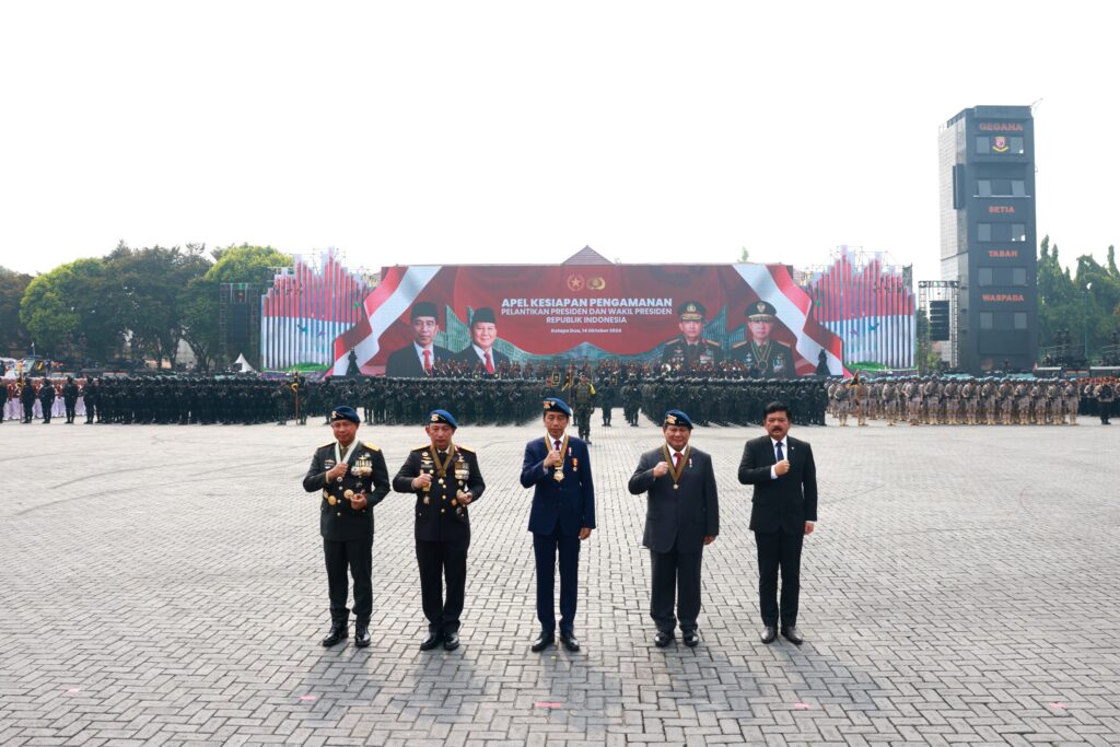 Jokowi and Prabowo Subianto Ride Together in Pindad Jeep to Inspect Troops at Presidential Inauguration Security Ceremony