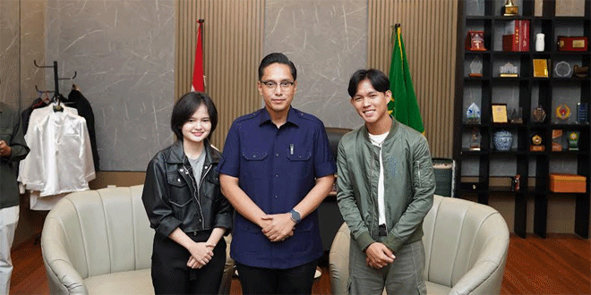 Masuk-Top-5-Indonesian-Idol-2025-Rico-Waas-Ajak-Warga-Medan-Dukung-Fajar-dan-Mesa.gif